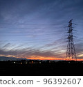 黃昏的天空和冬天的鋼塔 96392607