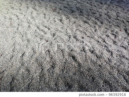 Wave-like sand and pebbles 96392918