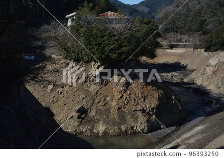 一個已經乾涸的湖泊 一個已經乾涸的湖泊 96393250