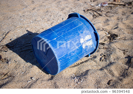 Marine debris (5 buckets) Marine debris (5 buckets) 96394548