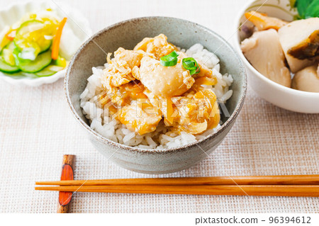 Oyakodon and side dishes on the dining table Oyakodon and side dishes on the dining table 96394612
