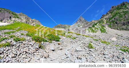 Aiming for a sharp edge [Japan Alps Mt. Yarigatake] 96395630