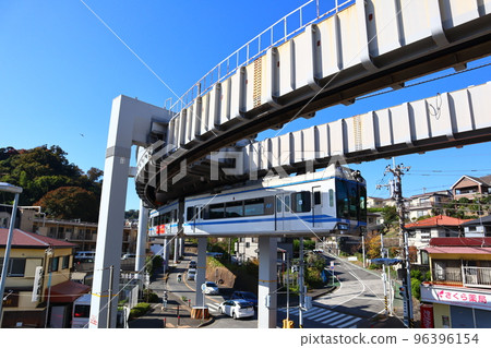 在大船和江之島湘南單軌電車之間的空中漫步 在大船和江之島湘南單軌電車之間的空中漫步 96396154