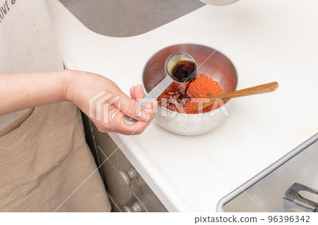 [Mix raw salmon roe with homemade sauce to make salmon roe pickled in soy sauce] 96396342