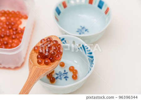 [Completion of salmon roe marinated in soy sauce] 96396344