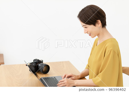 PC woman camera PC woman camera 96396402