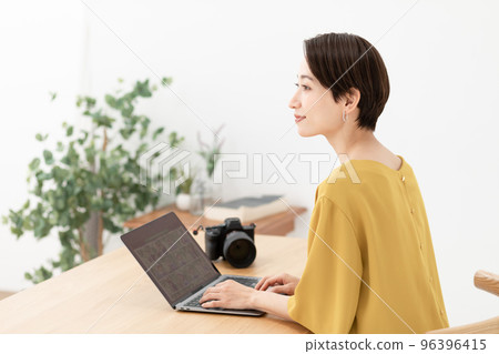 PC woman camera 96396415