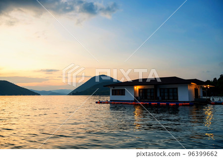 floating house resort at sunset in Srinakarin Dam, Kanchanaburi 96399662