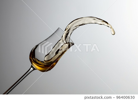 The drink spills out of the glass. The drink spills out of the glass. 96400630