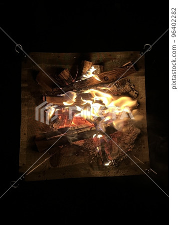 Bonfire using a bonfire 96402282