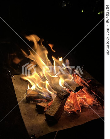 Bonfire using a bonfire 96402284
