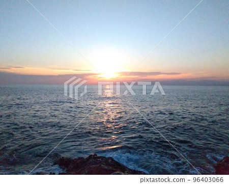 Sunset over the horizon 96403066