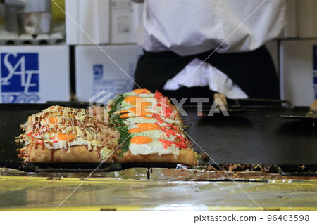 節日期間小吃攤上的大阪燒 帶有大量雞蛋和蔬菜的大阪燒 96403598