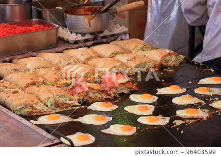 節日期間小吃攤上的大阪燒 帶有大量雞蛋和蔬菜的大阪燒 96403599