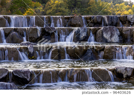 京阪奈紀念公園“水溪園”瀑布 96403626