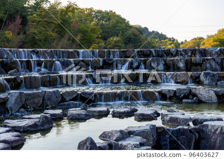 京阪奈紀念公園“水溪園” 有許多小瀑布和緩緩彎曲的水景梯田 96403627