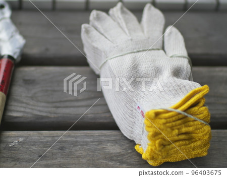 bundle of work gloves 96403675
