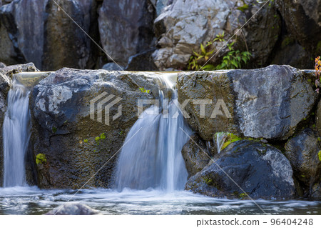 Keihanna Commemorative Park "Suikei-en" Small waterfall on the Suikei-dana (close-up) SS 1/8 sec. 96404248