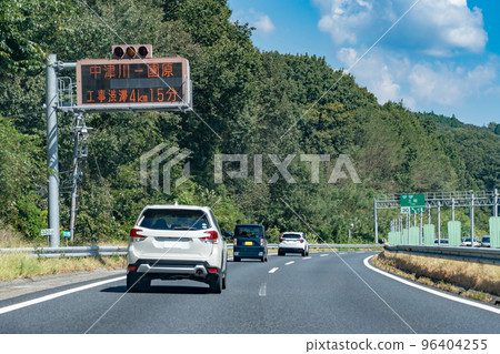 在岐阜縣中央自動車道土岐 IC 行駛的乘用車 96404255