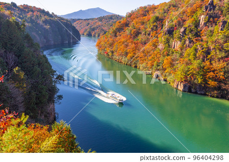 [Gifu Prefecture] Autumn Enakyo and Kiso River with colored leaves 96404298