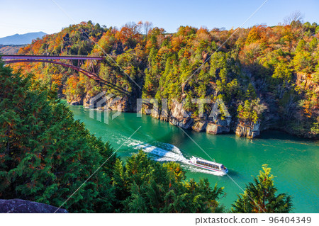 [Gifu Prefecture] Autumn Enakyo and Kiso River with colored leaves 96404349