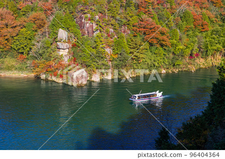 [Gifu Prefecture] Autumn Enakyo and Kiso River with colored leaves 96404364