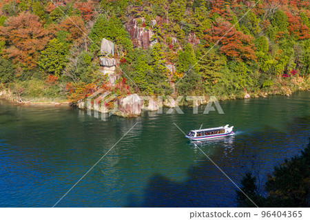 [Gifu Prefecture] Autumn Enakyo and Kiso River with colored leaves 96404365