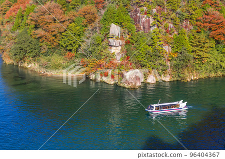 [Gifu Prefecture] Autumn Enakyo and Kiso River with colored leaves 96404367