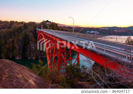 [Gifu Prefecture] Enakyo Bridge in autumn and Enakyo Bridge at dusk 96404717
