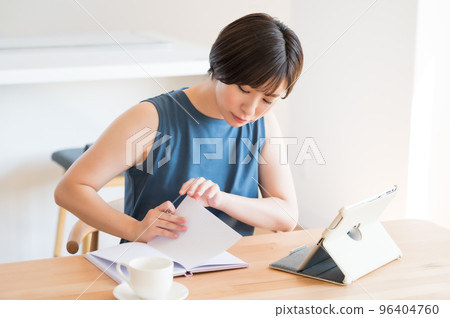 在平板設備上在線學習的女性 96404760
