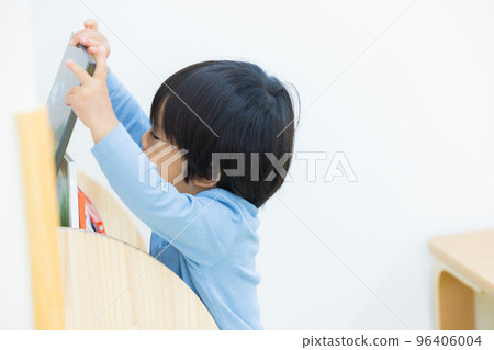選擇一本圖畫書的男孩 96406004