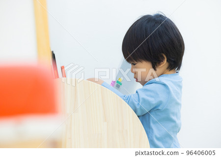 選擇一本圖畫書的男孩 96406005