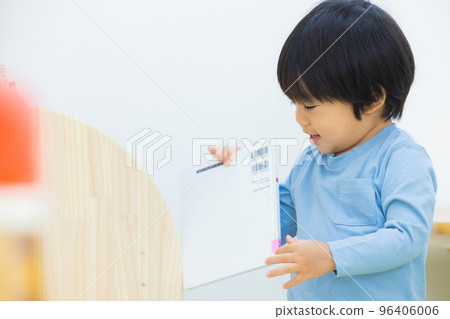 A boy choosing a picture book 96406006