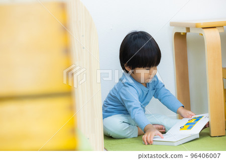 選擇一本圖畫書的男孩 96406007