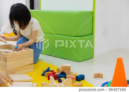 孩子們玩積木 96407166