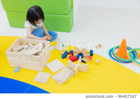 孩子們玩積木 96407167