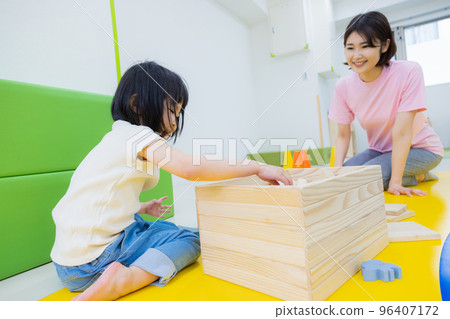 孩子們玩積木 96407172