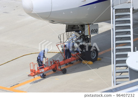 地勤人員在後推客機離港地勤人員身上附加 96407232