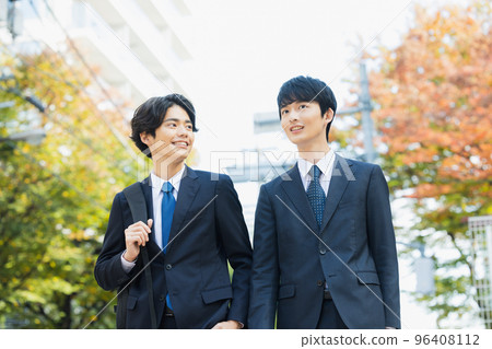 戶外散步的商人 96408112