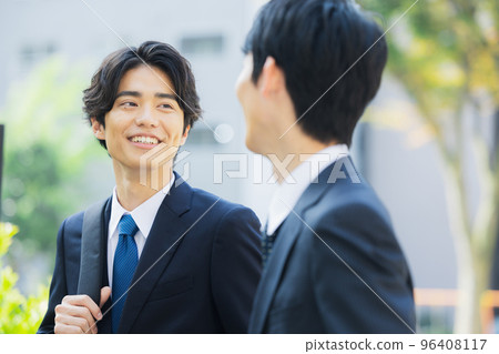 戶外散步的商人 96408117