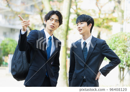 Businessman walking outdoors 96408120