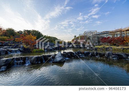 京阪奈紀念公園“水溪園” 後面的水溪壇和觀月樓 觀月橋和散落的秋葉 京阪奈紀念公園“水溪園” 後面的水溪壇和觀月樓 觀月橋和散落的秋葉 96408173