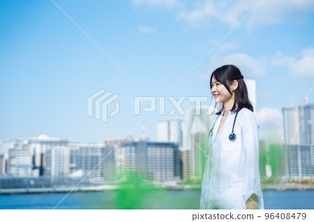 微笑著走出門外的女醫生 微笑著走出門外的女醫生 96408479