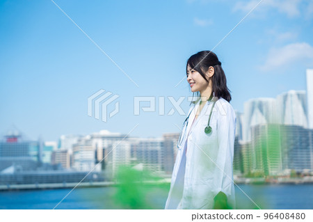 微笑著走出門外的女醫生 微笑著走出門外的女醫生 96408480