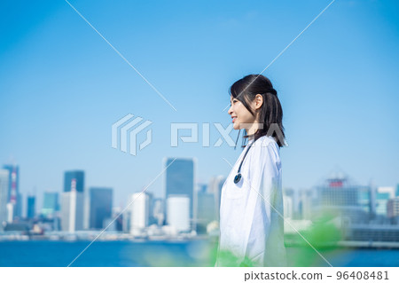 微笑著走出門外的女醫生 微笑著走出門外的女醫生 96408481