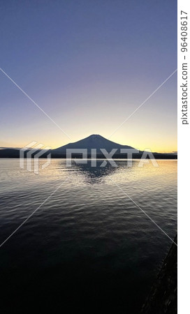 山中湖夕陽下的富士山 山中湖夕陽下的富士山 96408617