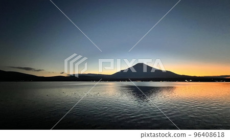 山中湖夕陽下的富士山 山中湖夕陽下的富士山 96408618