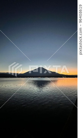山中湖夕陽下的富士山 山中湖夕陽下的富士山 96408619