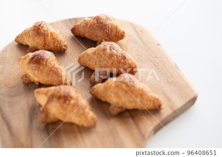切割船上的羊角麵包 切割船上的羊角麵包 96408651