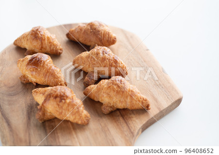 切割船上的羊角麵包 切割船上的羊角麵包 96408652